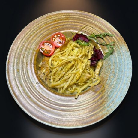 Паста с куриной грудкой и соусом песто