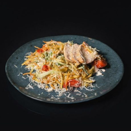 Салат с филе цыпленка, овощами и хрустящим картофелем