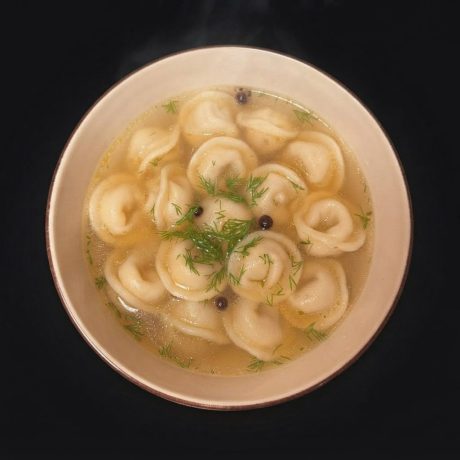 Пельмени с бульоном